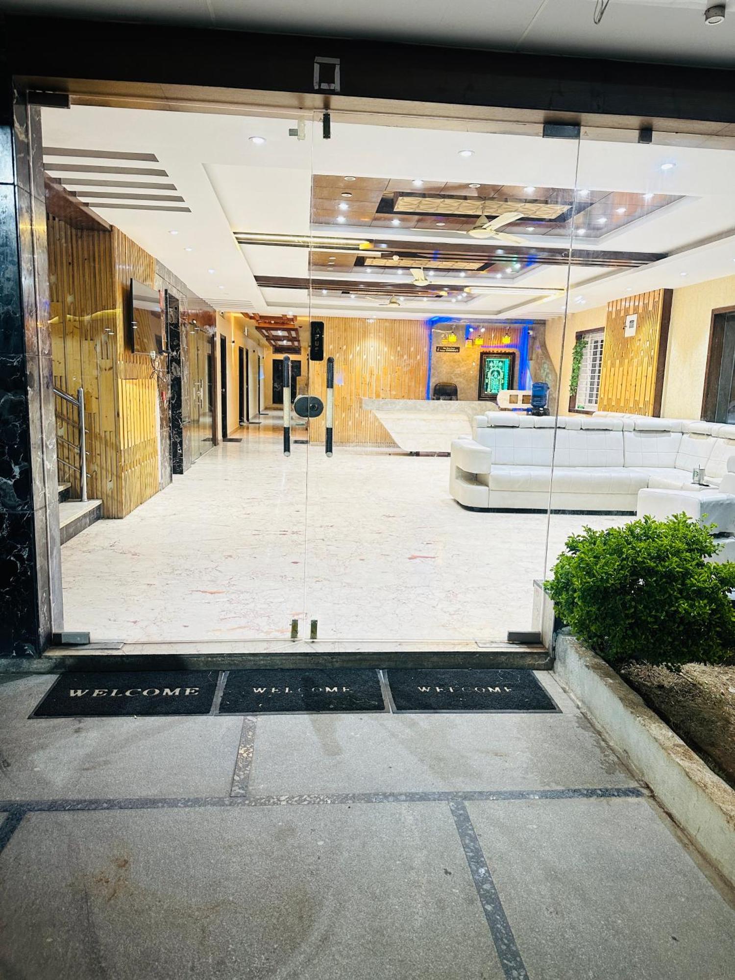 ホテル Pcr Grand Residency Rayachoty エクステリア 写真